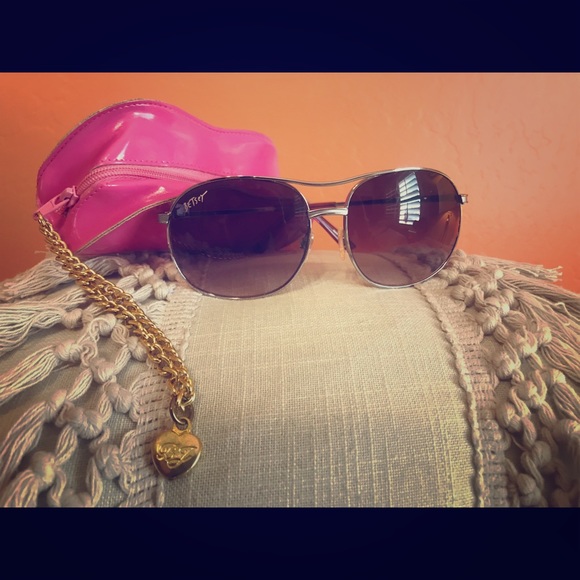 Betsey Johnson Sunglasses with Zip Case - Picture 1 of 5